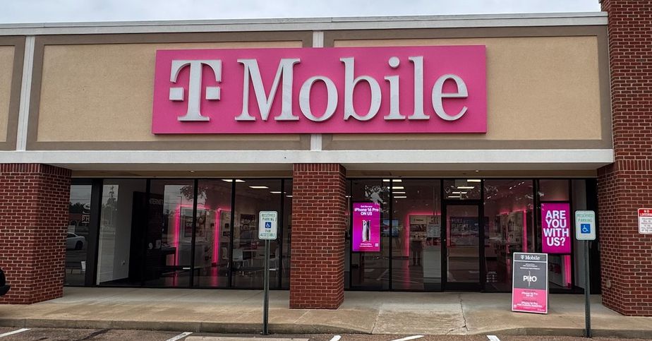 Exterior photo of T-Mobile Store at Covington Commons, Covington, TN