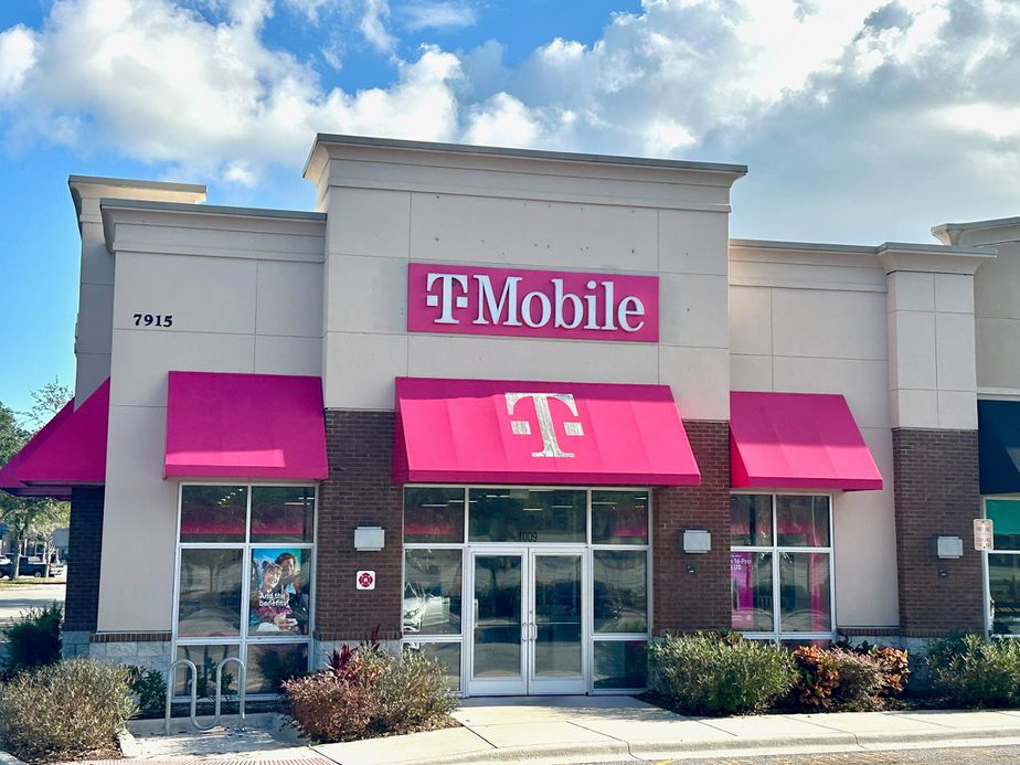 Exterior photo of T-Mobile Store at Red Bug Lake & Vidina Pl, Oviedo, FL