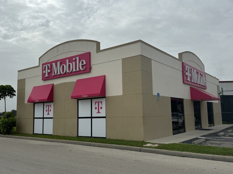 Exterior photo of T-Mobile Store at S Cleveland Ave & Dana Dr, Fort Myers, FL
