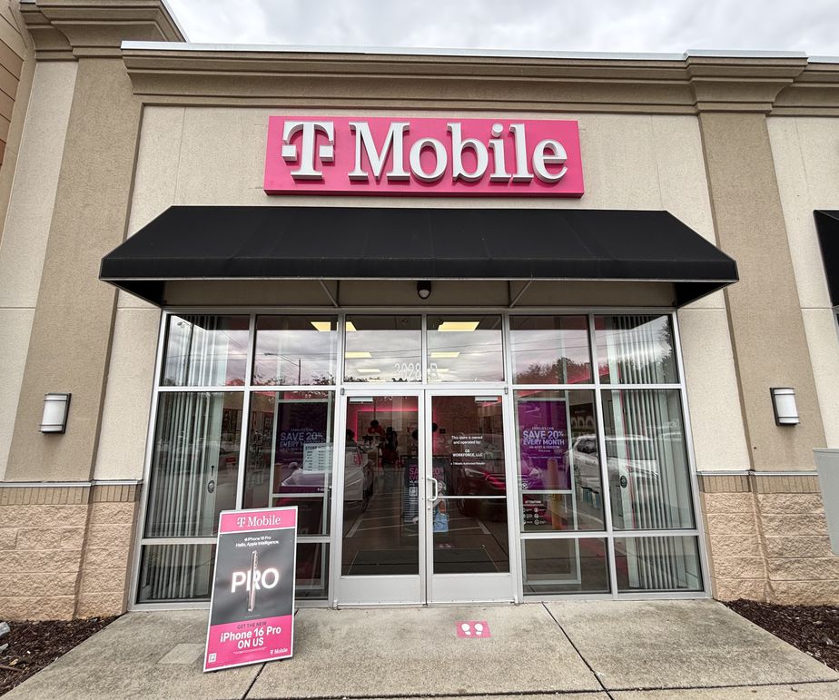 Exterior photo of T-Mobile Store at S Rutherford Blvd & E Main St, Murfreesboro, TN