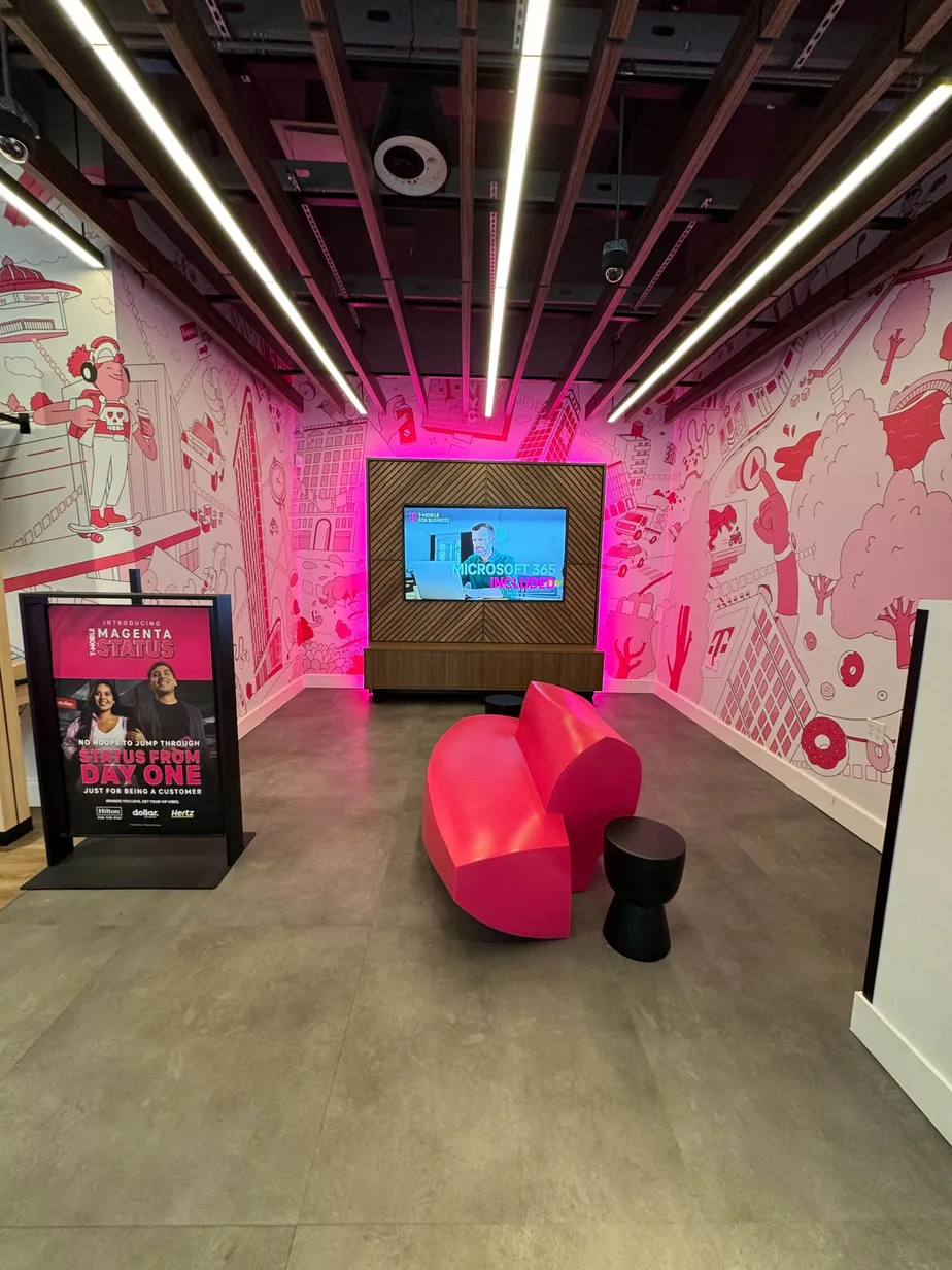 Foto del interior de la tienda T-Mobile en E 23rd St & 5th Ave, New York, NY
