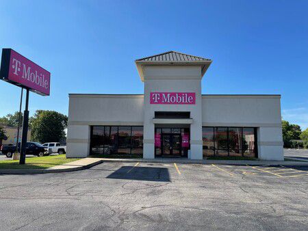 Exterior photo of T-Mobile Store at 41st & Yale, Tulsa, OK