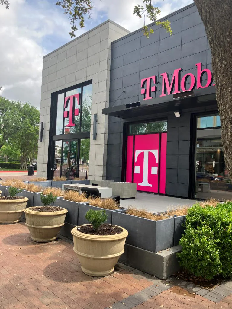 Foto del exterior de la tienda T-Mobile en The Shops at Legacy, Plano, TX