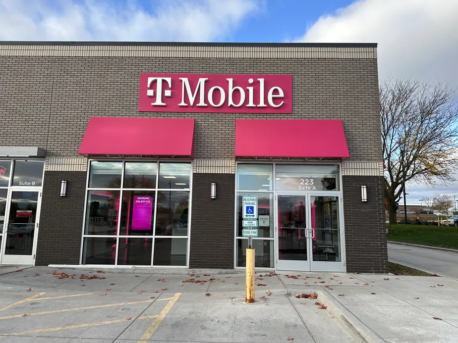 Exterior photo of T-Mobile Store at Collins Rd NE & Lindale Dr NE, Cedar Rapids, IA