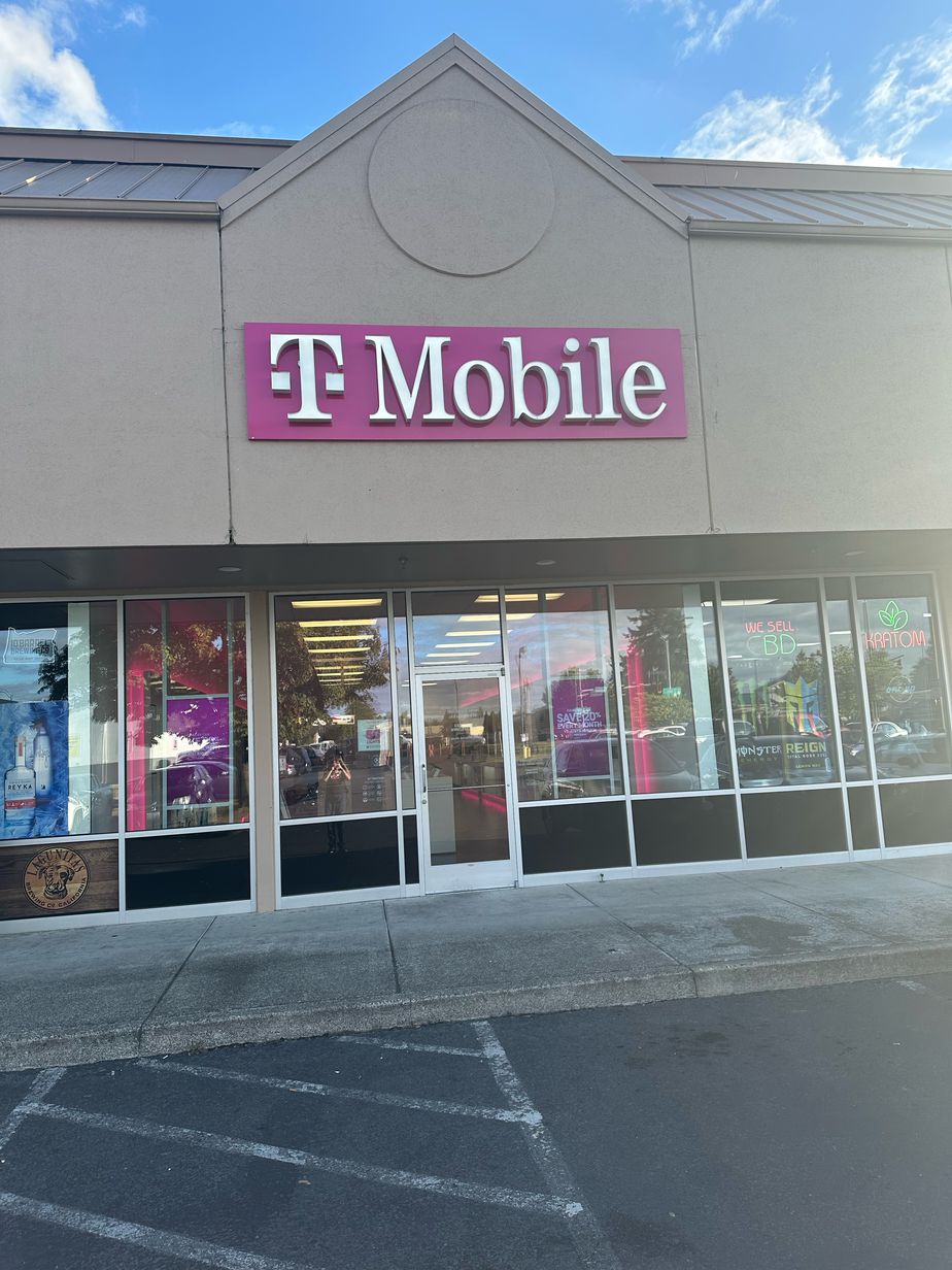 Exterior photo of T-Mobile Store at Ellendale Ave & Kings Vly Hwy, Dallas, OR