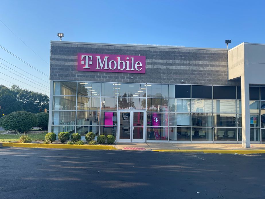 Exterior photo of T-Mobile Store at North County Festival, St Louis, MO
