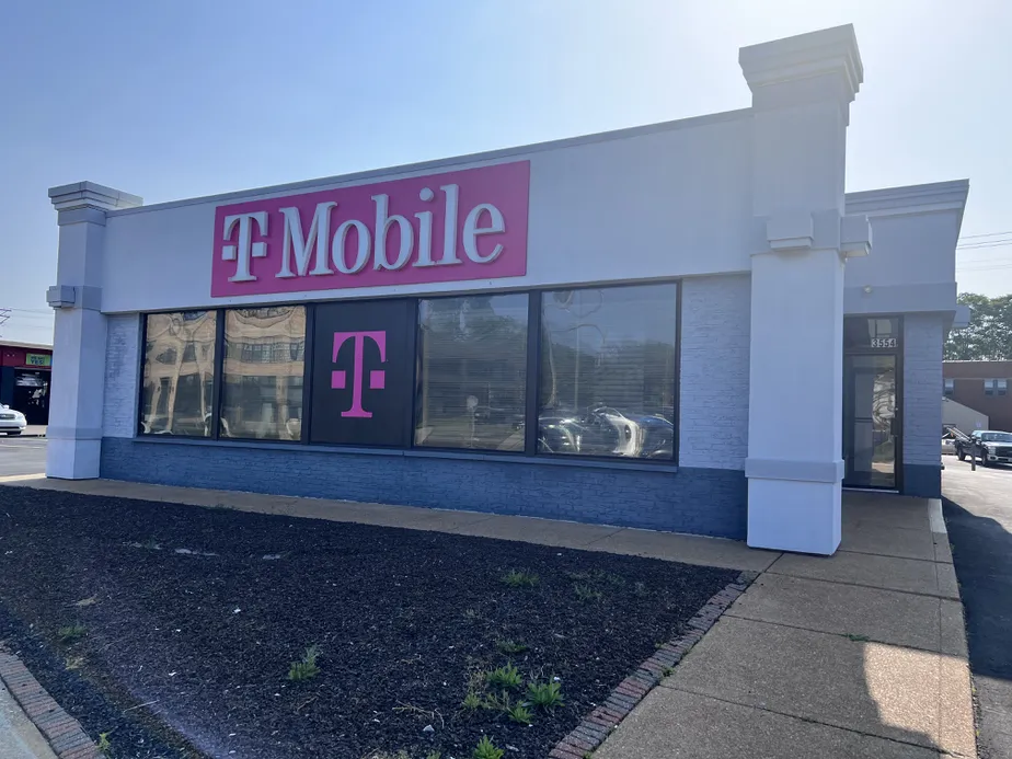  Exterior photo of T-Mobile Store at Kingshighway & Tholozan Ave, Saint Louis, MO 