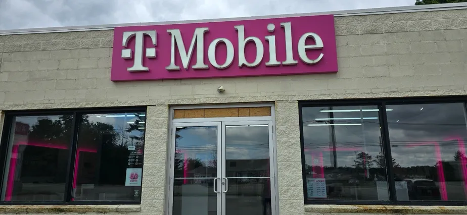  Exterior photo of T-Mobile Store at N Ridge Rd E & Dickenson Rd, Ashtabula, OH 