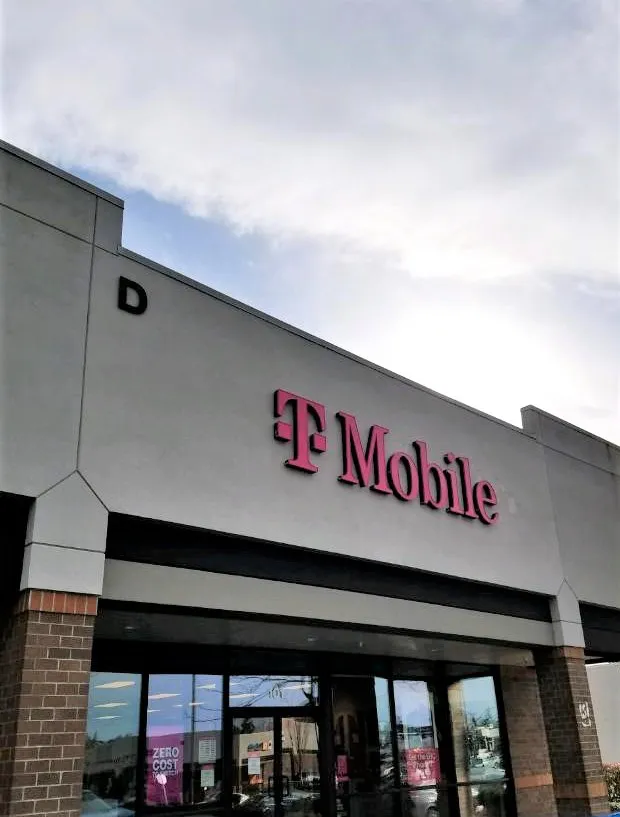 Foto del exterior de la tienda T-Mobile en Chkalov Dr & SE 5th St, Vancouver, WA