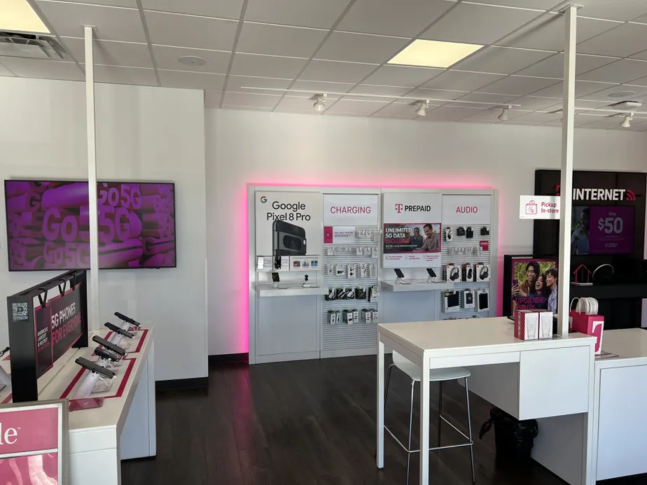 Foto del interior de la tienda T-Mobile en 29-Palms & Warren Vista, Yucca Valley, CA