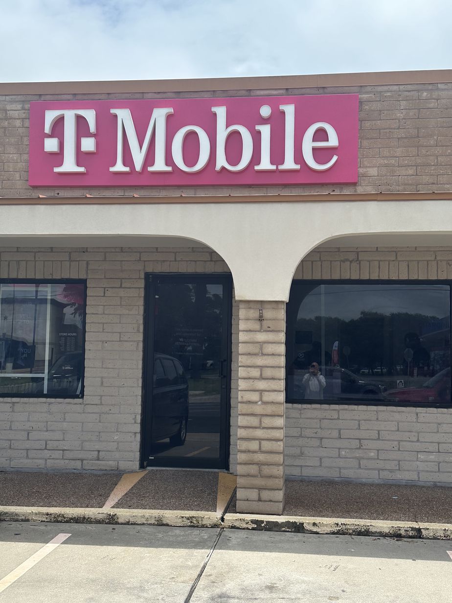 Exterior photo of T-Mobile Store at Hwy 35N & Colorado St, Rockport, TX