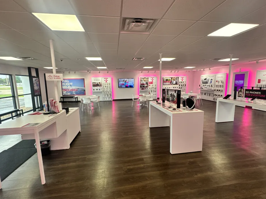  Interior photo of T-Mobile Store at MLK Jr Blvd & Bowman Blvd, Greenville, MS 
