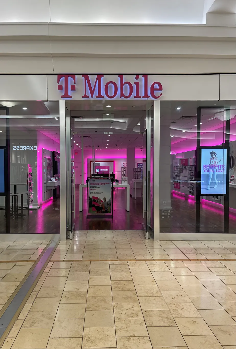  Exterior photo of T-Mobile Store at Galleria at Ft Lauderdale, Ft Lauderdale, FL 