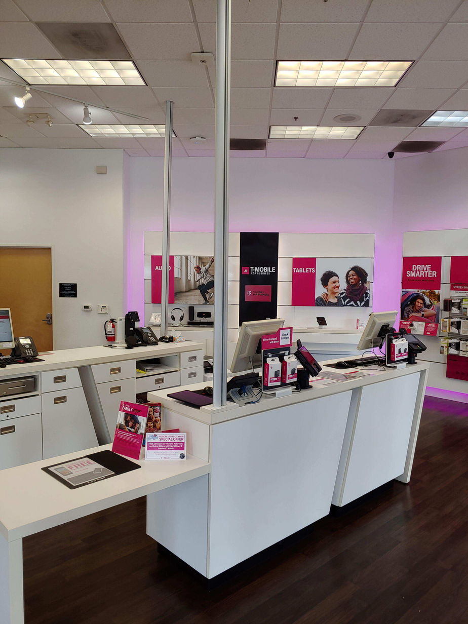  Interior photo of T-Mobile Store at SW Pacific Hwy & SW Durham, Tigard, OR 