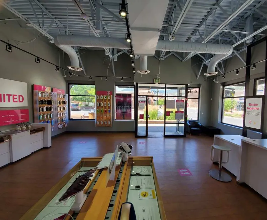 Foto del interior de la tienda T-Mobile en Market St & Wulfson Rd, Glenwood Springs, CO