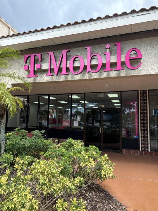 Exterior photo of T-Mobile Store at Main St & Keene Rd, Dunedin, FL