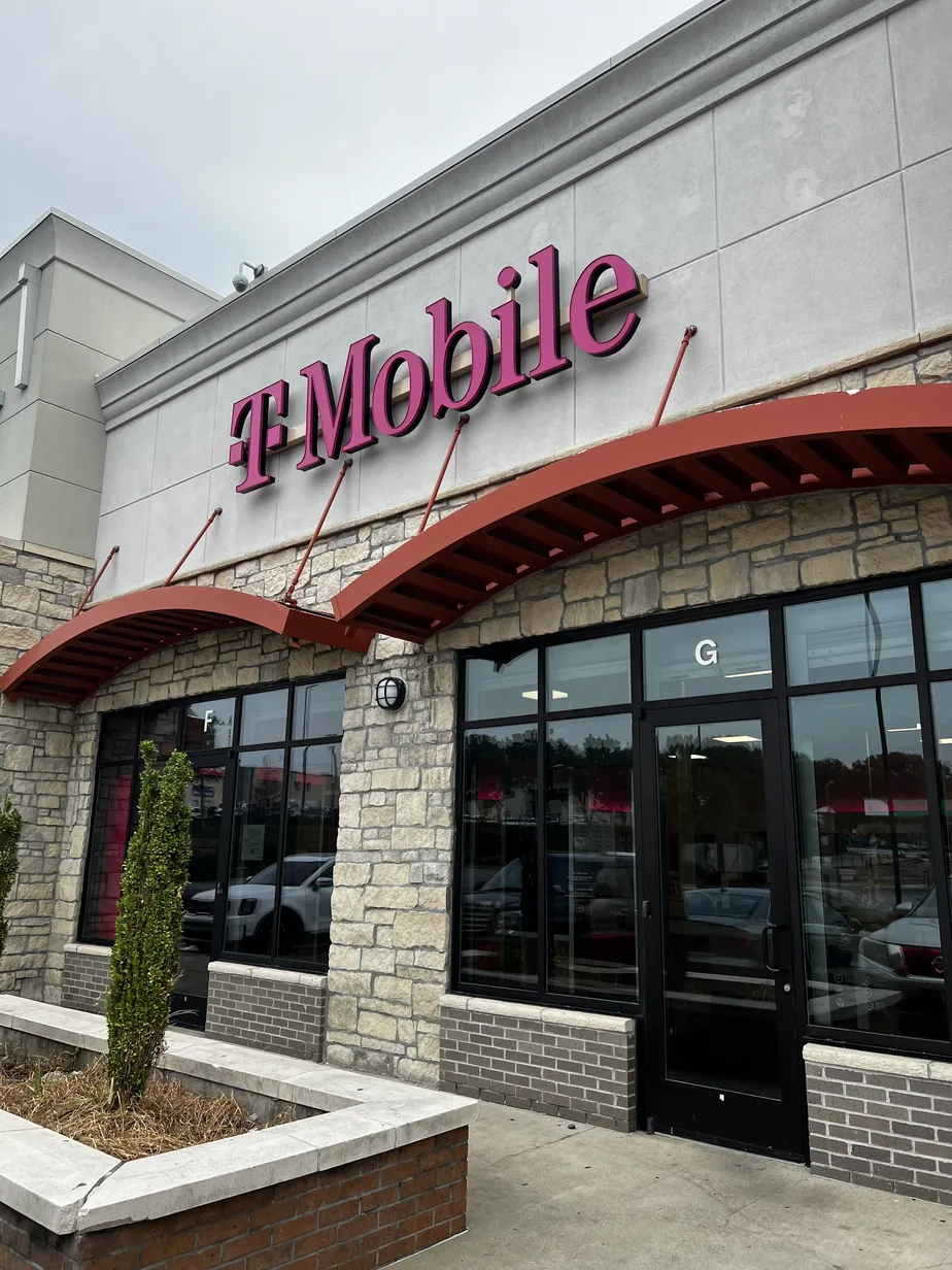  Exterior photo of T-Mobile Store at Prescott Plaza, Kansas City, KS 