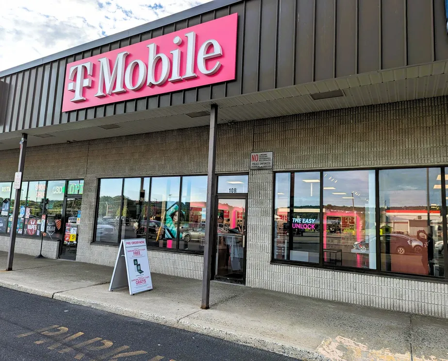 Foto del exterior de la tienda T-Mobile en West End Plaza, Brodheadsville, PA