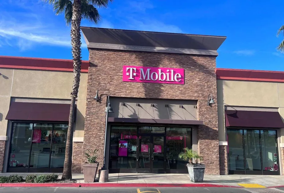 Foto del exterior de la tienda T-Mobile en Beach & Dallas, Buena Park, CA