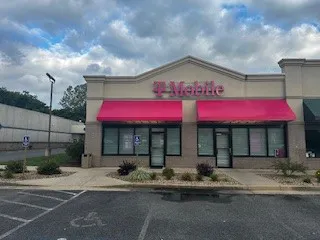  Exterior photo of T-Mobile Store at Valley Pike Plaza, Woodstock, VA 