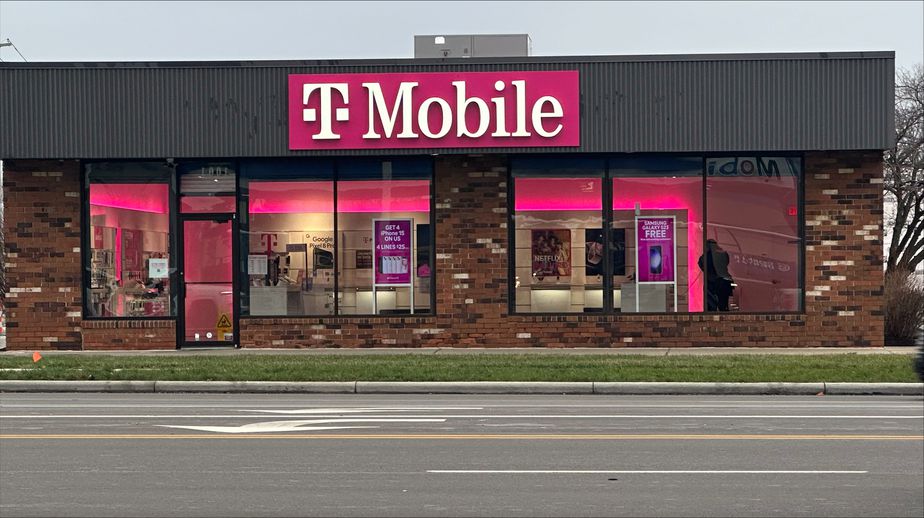 Exterior photo of T-Mobile Store at Alexis & Lewis, Toledo, OH