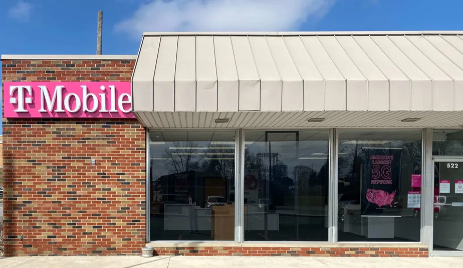 Foto del exterior de la tienda T-Mobile en N Sandusky Ave & River St, Bucyrus, OH
