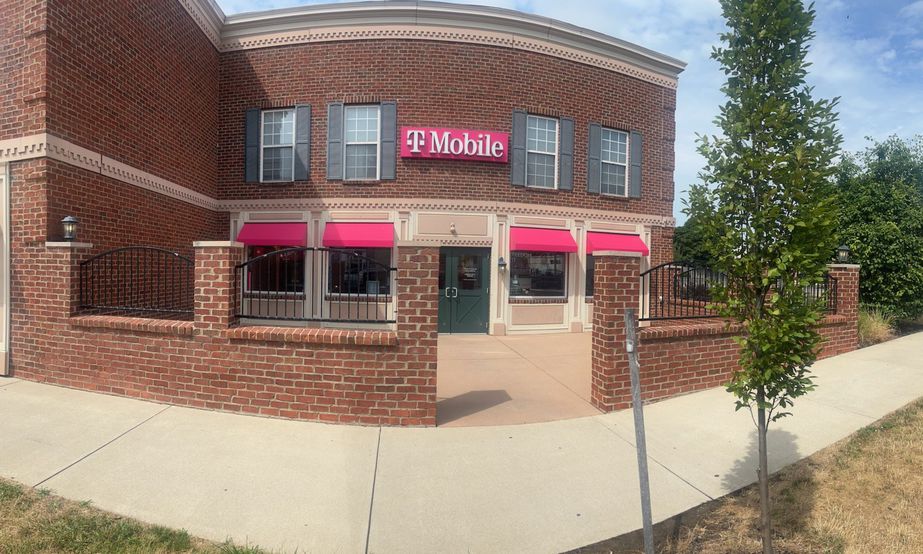 Exterior photo of T-Mobile Store at W Main St & N Western Ave, Circleville, OH