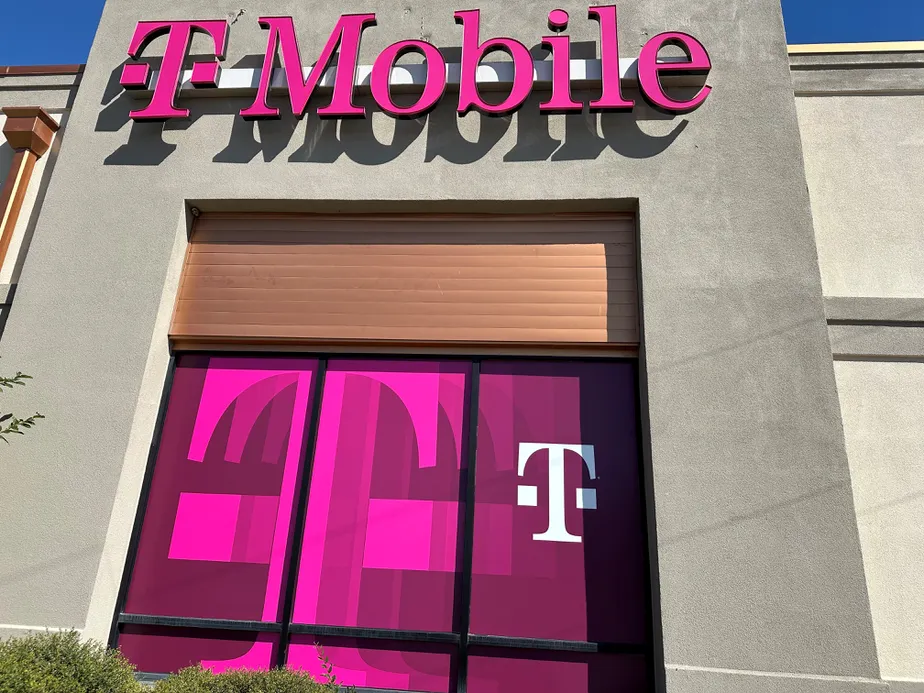 Foto del exterior de la tienda T-Mobile en W Evans St & David H Mcleod Blvd, Florence, SC