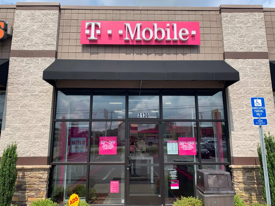 Foto del exterior de la tienda T-Mobile en Dickerson Pike & Oak Valley Drive, Nashville, TN