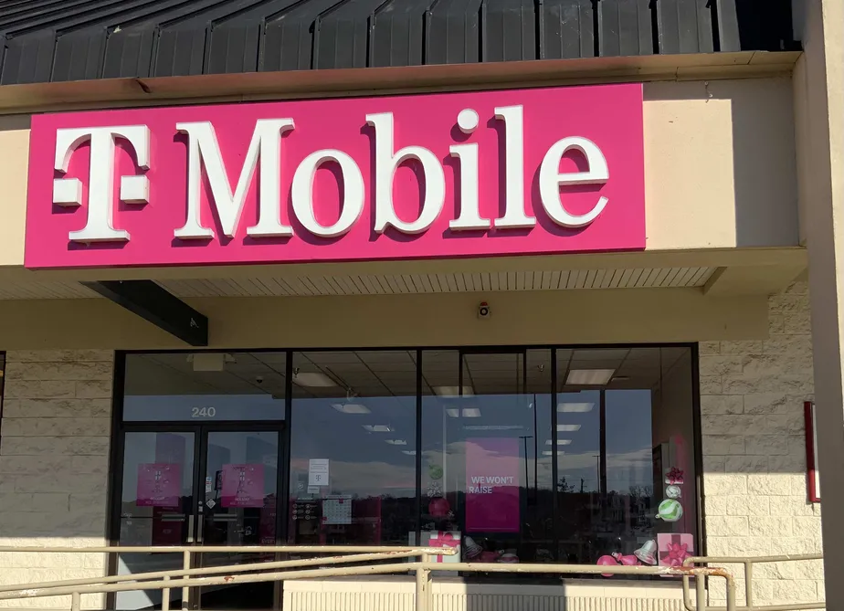 Exterior photo of T-Mobile Store at Commerce - Banks Crossing, Commerce, GA