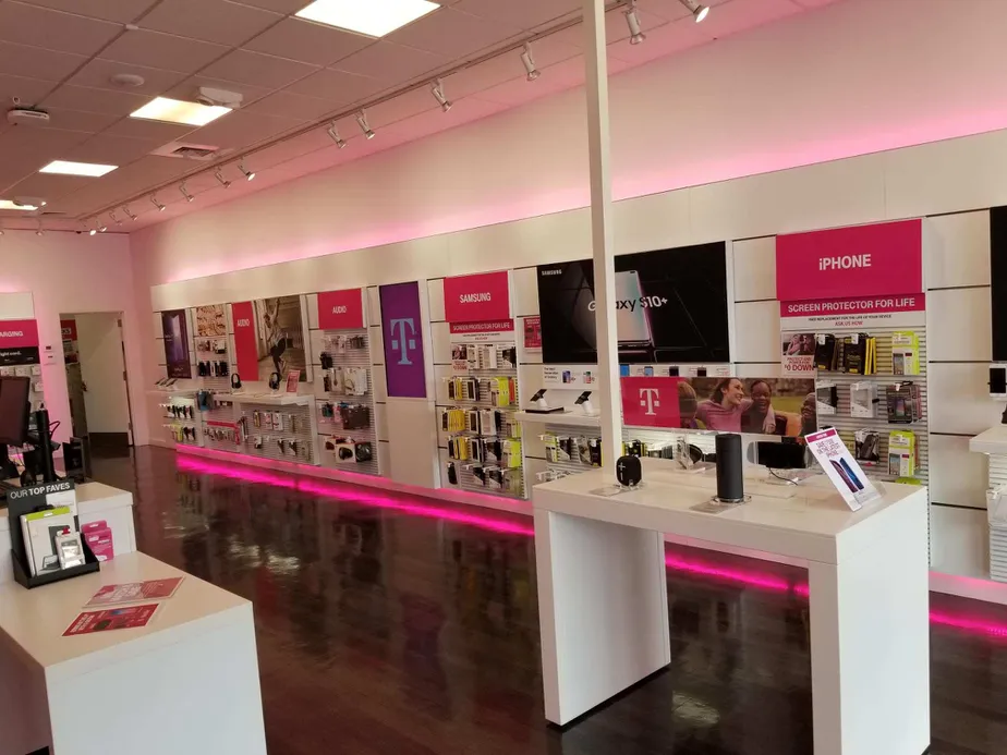 Foto del interior de la tienda T-Mobile en Mariner Blvd & County Line Rd, Spring Hill, FL