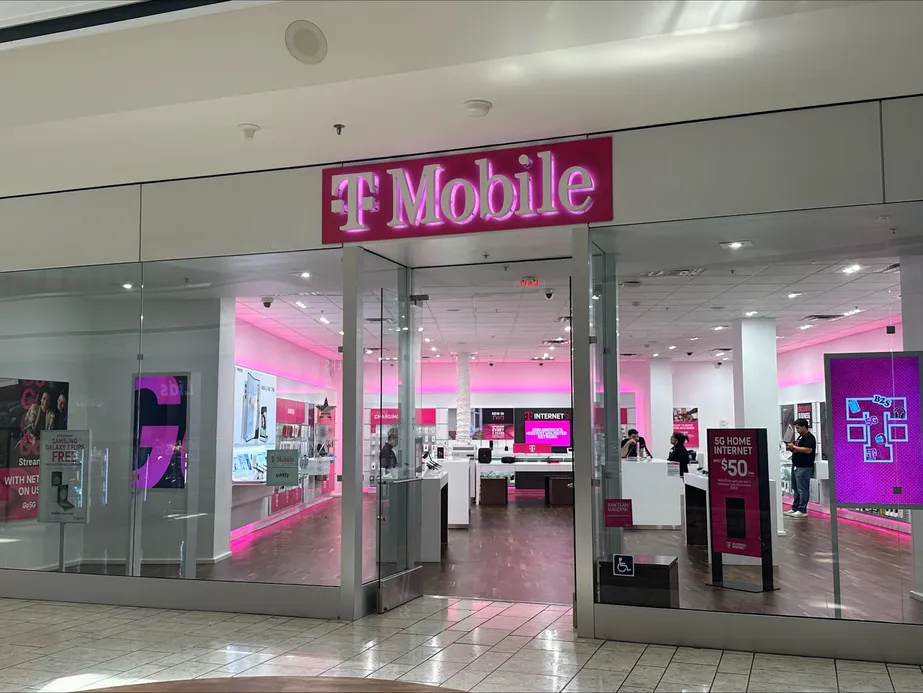 Foto del exterior de la tienda T-Mobile en Stoneridge Mall, Pleasanton, CA