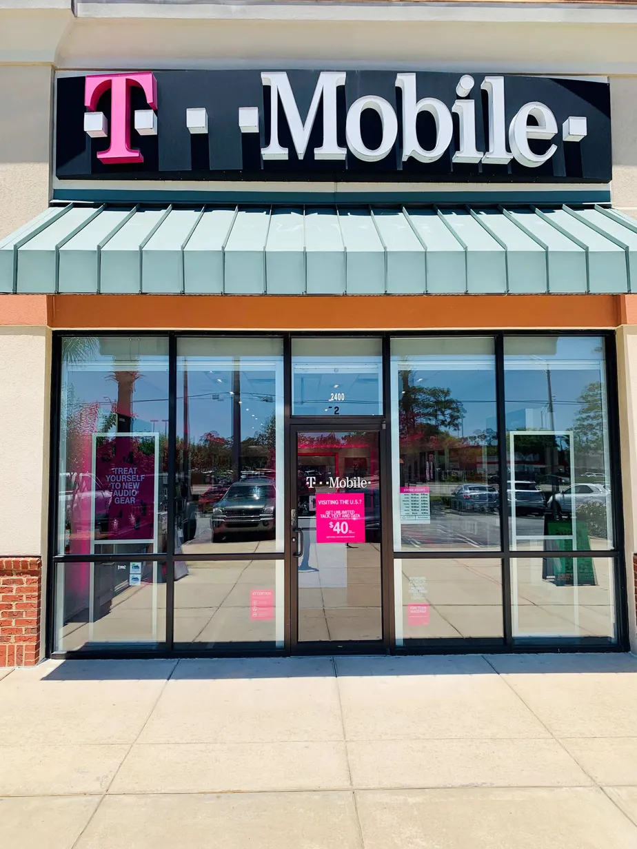 Exterior photo of T-Mobile store at W International Speedway & N Williamson, Daytona Beach, FL