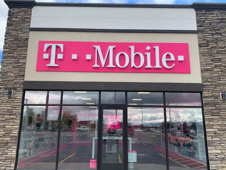 Foto del exterior de la tienda T-Mobile en E 5th St & Overland Ave, Burley, ID