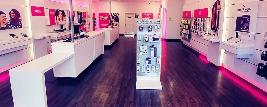 Foto del interior de la tienda T-Mobile en 200 N & Kays, Kaysville, UT