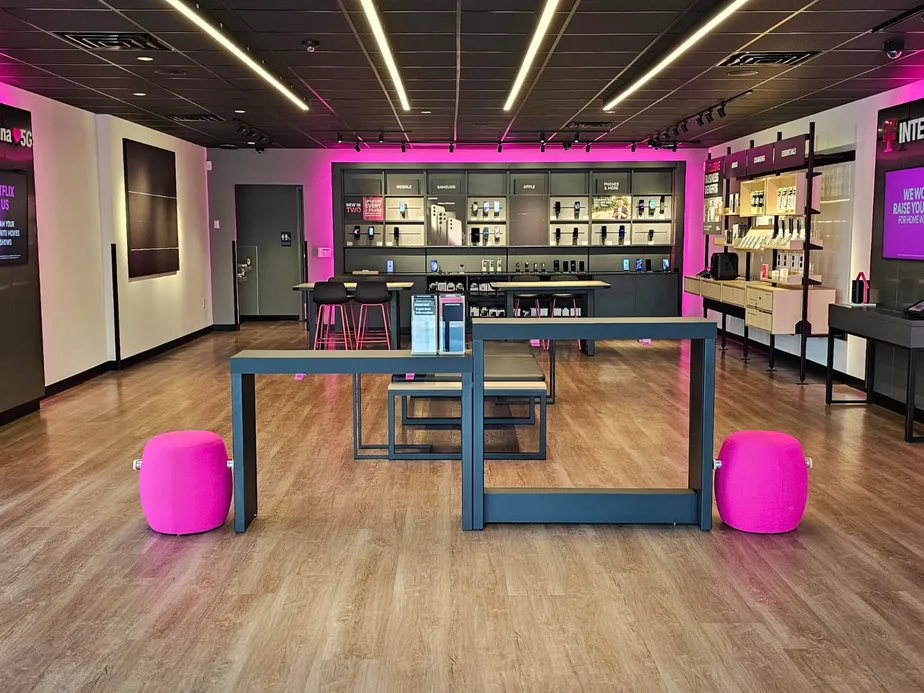 Foto del interior de la tienda T-Mobile en Western & Jacksonville Pkwy, Jacksonville, NC