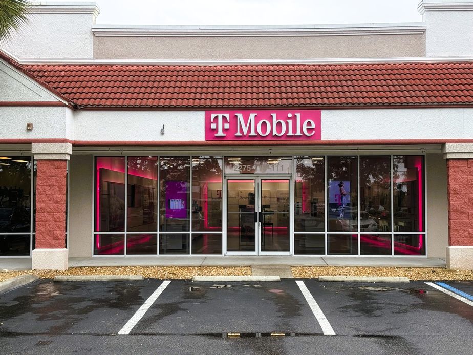 Exterior photo of T-Mobile Store at Pine Ridge & Airport-pulling, Naples, FL