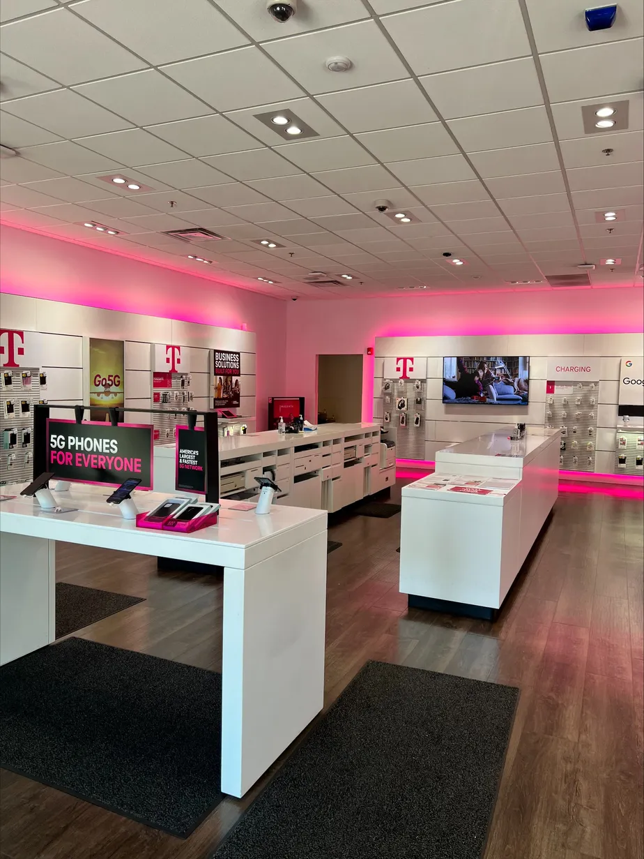 Foto del interior de la tienda T-Mobile en 35th & King Drive, Chicago, IL