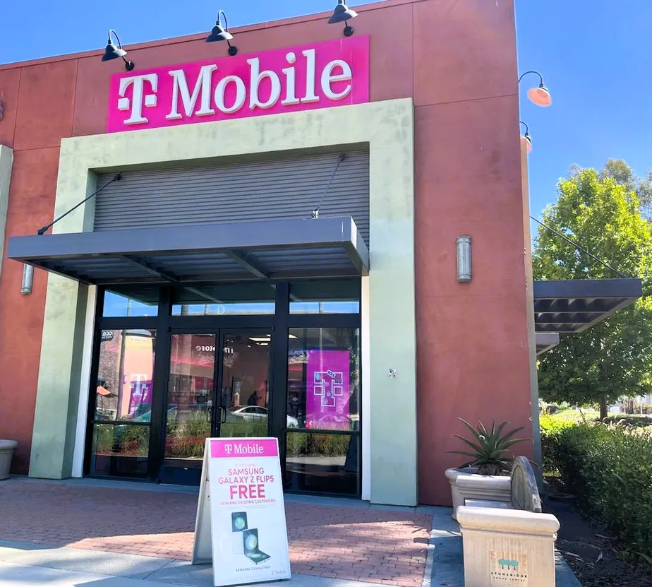 Foto del exterior de la tienda T-Mobile en Hwy 60 & Nason, Moreno Valley, CA