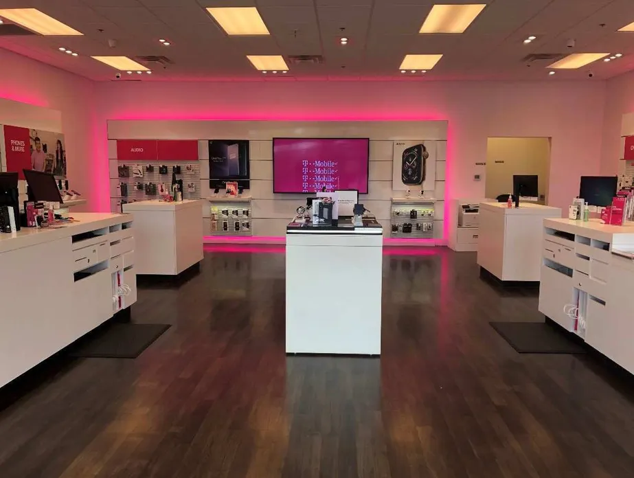 Foto del interior de la tienda T-Mobile en Three Notch Rd & Buck Hewitt Rd, Lexington Park, MD