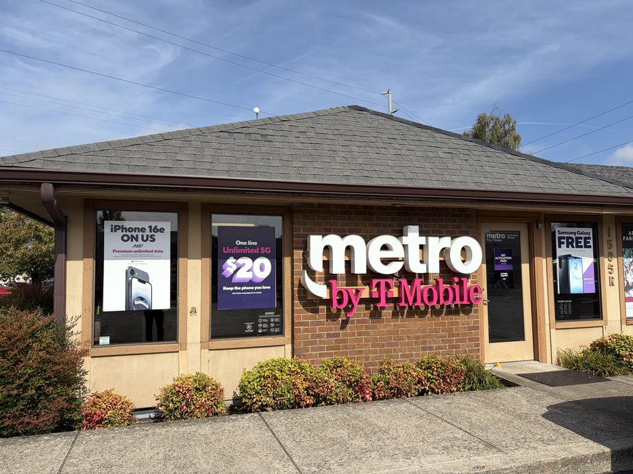 Metro by T-Mobile 1585 N Pacific Hwy Q - 1585 N Pacific Hwy Q