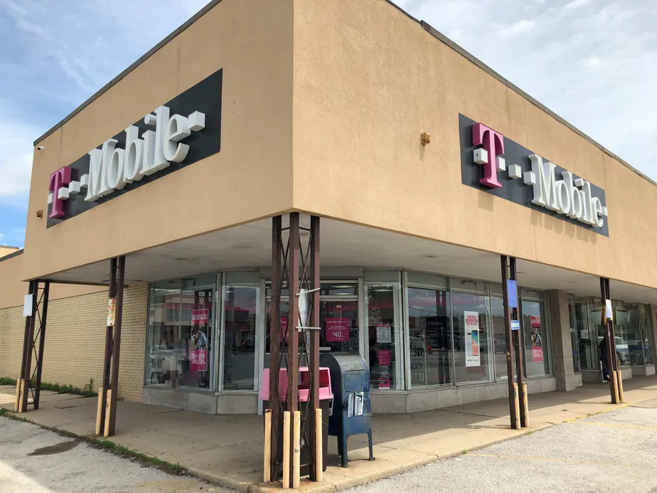 Exterior photo of T-Mobile store at Lawrence & Cumberland 2, Norridge, IL