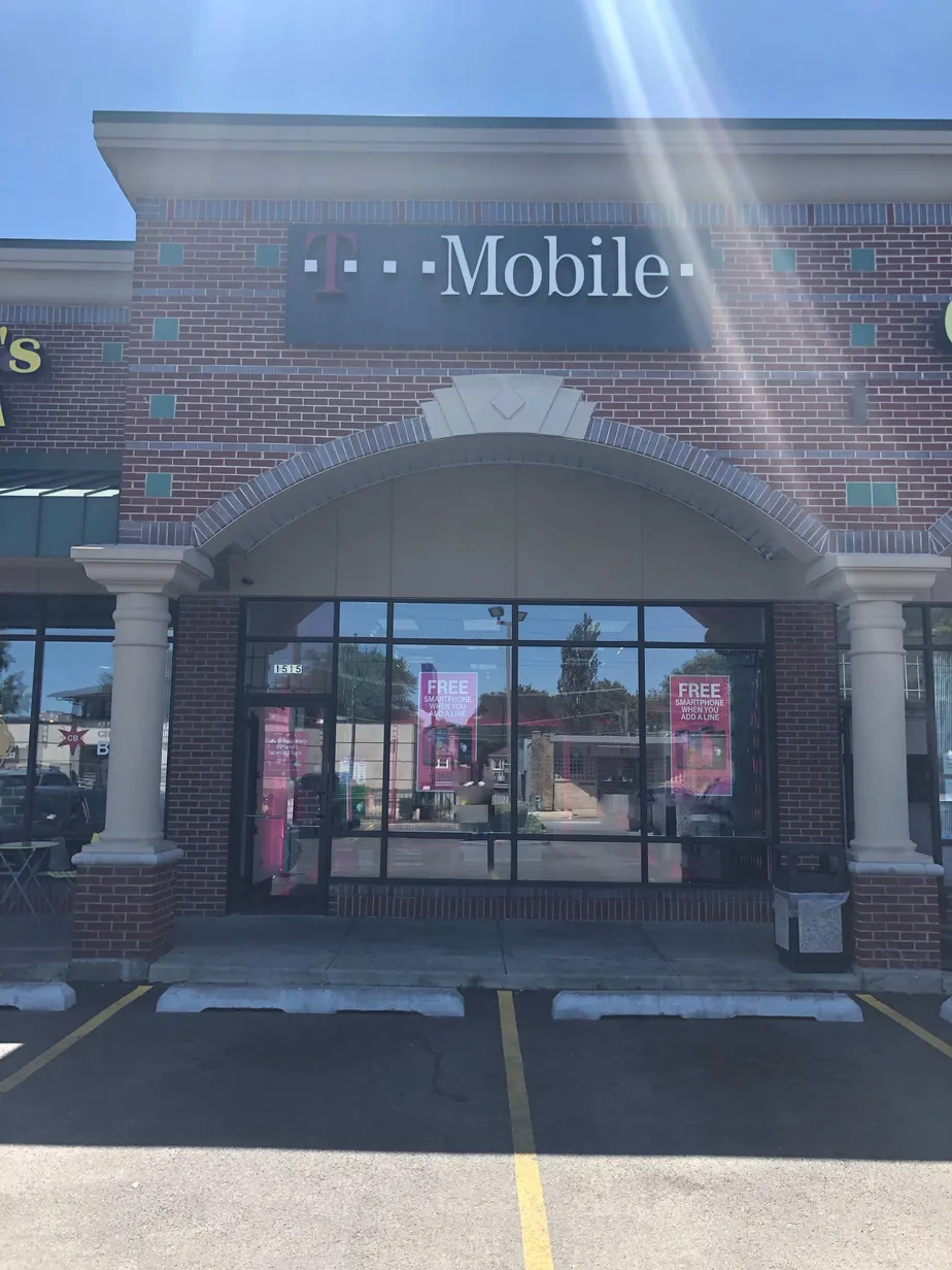 Exterior photo of T-Mobile store at 87th & Stoney Island, Chicago, IL