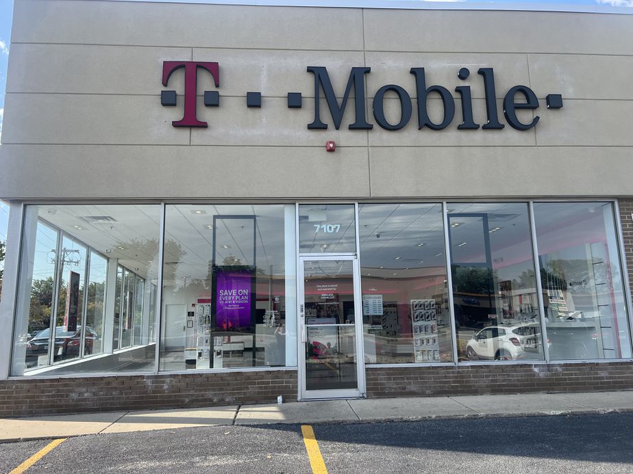 Exterior photo of T-Mobile Store at Dempster & Harlem, Niles, IL