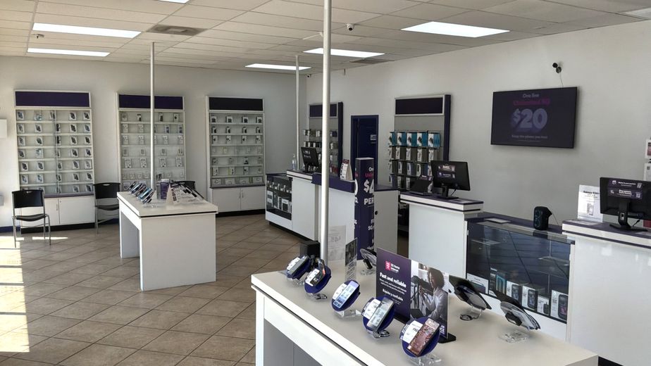 Metro by T-Mobile 1000 W Berry St - 1000 W Berry St 