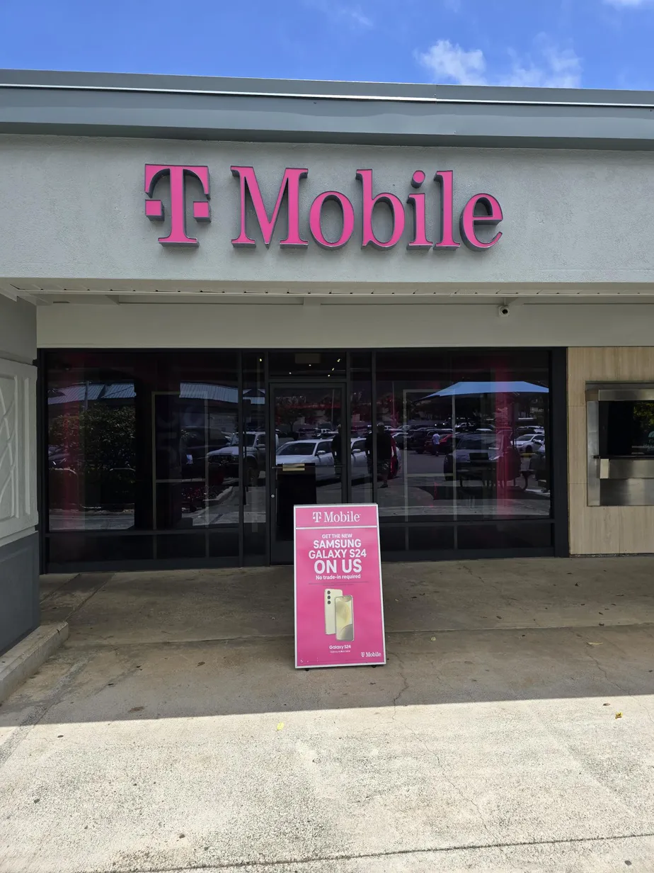 Foto del exterior de la tienda T-Mobile en Kaneohe Bay Shopping Center, Kaneohe, HI