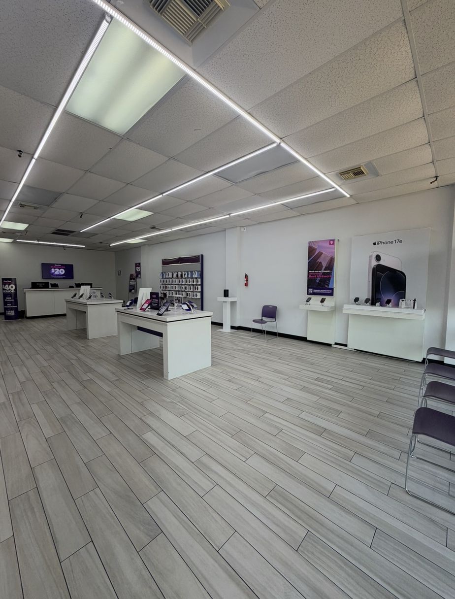 Metro by T-Mobile 900 S Wayside Dr - 900 S Wayside Dr 