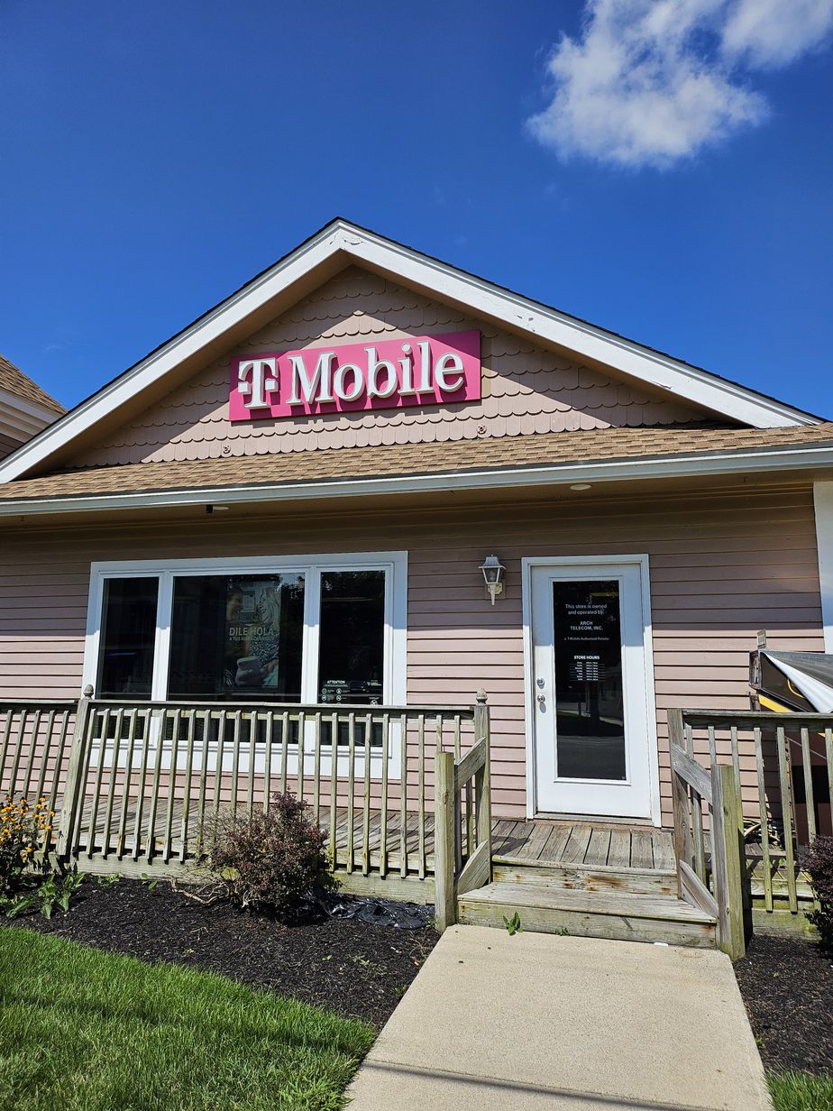 Exterior photo of T-Mobile Store at S Main St & W Pacific Ave, Cape May Court House, NJ