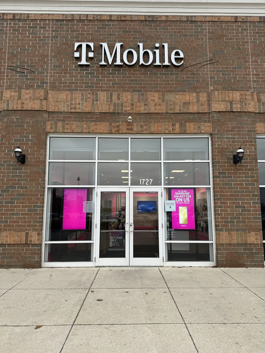  Exterior photo of T-Mobile Store at Stringtown Rd - Parkway Center, Grove City, OH 