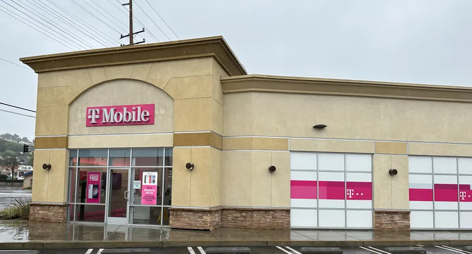  Exterior photo of T-Mobile Store at Pacific Coast Hwy & Anza, Torrance, CA 